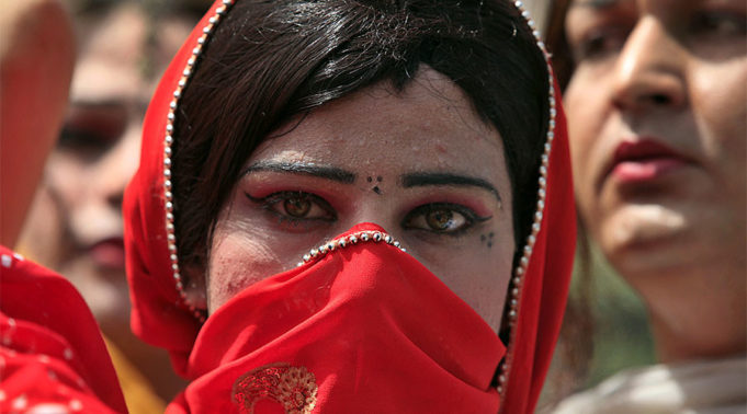ISLAMABAD – Pakistani police announced they have arrested 10 members of a criminal gang for the beating of a transgender woman and video taping the attack.